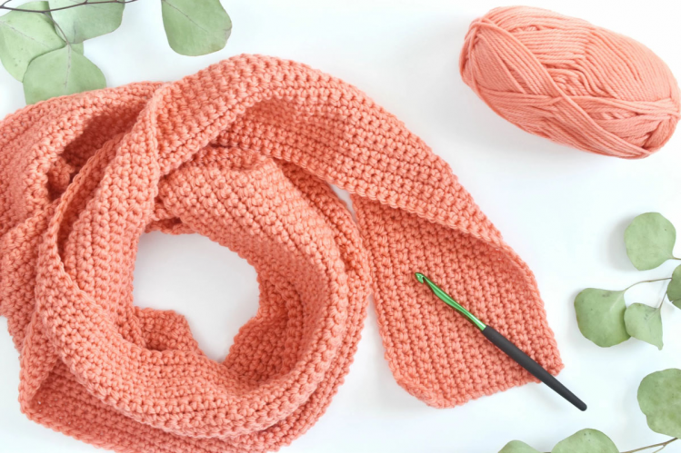 Схемы вязания шарфа крючком для женщин и спицами с фото и подробным описанием.