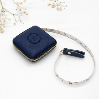 HEMLINE Сантиметр-рулетка из искусственной кожи (квадрат), синяя с теснением