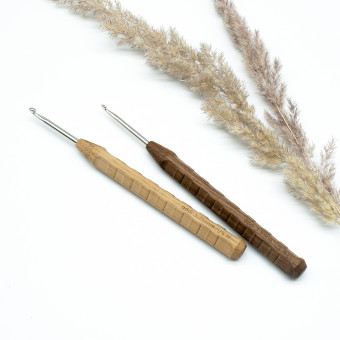 Addi крючок с ручкой из грецкого ореха 16 см